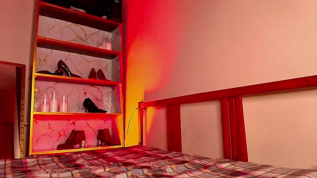 Snapshot of MisssLola chatting on 12/16/25, 02:22 MisssLola online show from 12/16/25, 02:22