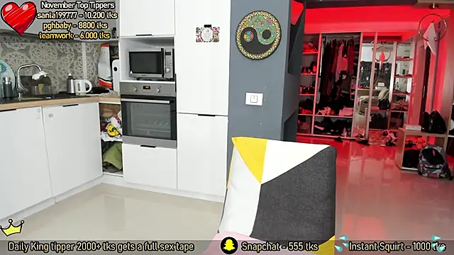 Snapshot of AmySuperHeroes chatting on 11/17/25, 01:28 AmySuperHeroes online show from 11/17/25, 01:28