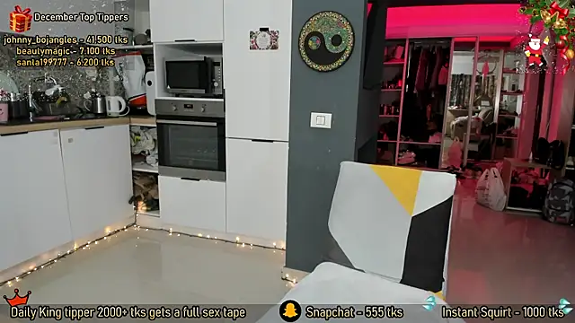 Snapshot of AmySuperHeroes chatting on 12/19/25, 08:43 AmySuperHeroes online show from 12/19/25, 08:43