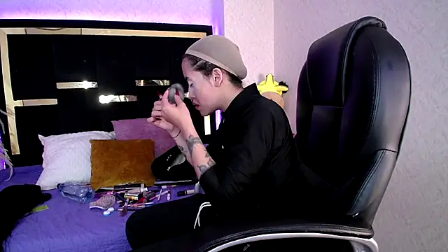 Bunny O online show from 11/11/25, 09:15