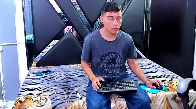 salvadorgomezx online show from 12/23/24, 08:03