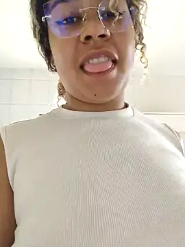 VitoriaFernandes online show from 11/16/25, 06:02