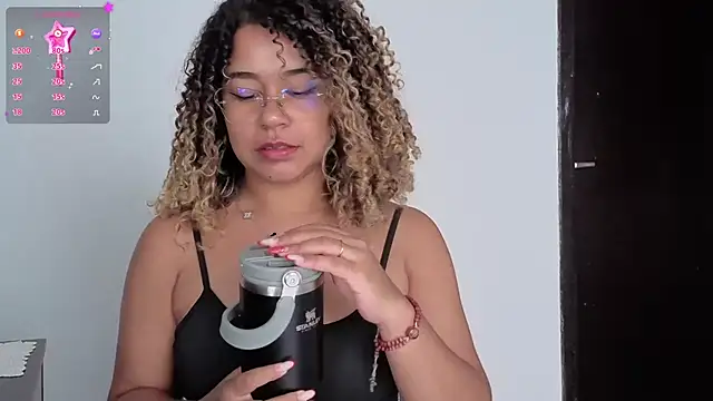 VitoriaFernandes online show from 01/17/26, 08:01