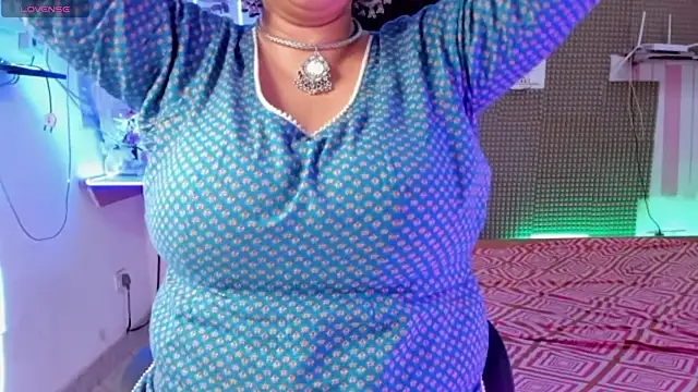 Snapshot of Gulabi_Queen chatting on 03/01/25, 06:46 Gulabi Queen online show from 03/01/25, 06:46