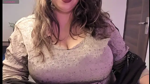 Snapshot of Gulabi_Queen chatting on 03/12/25, 07:17 Gulabi Queen online show from 03/12/25, 07:17