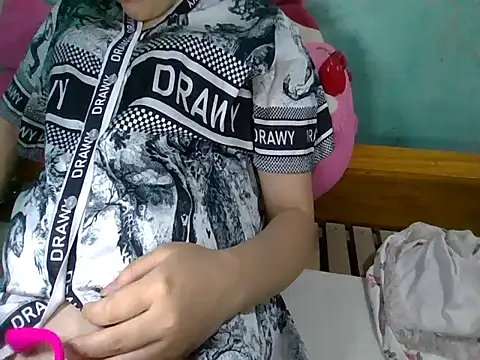 Snapshot of Mine-999 chatting on 10/16/25, 01:01 Mine-999 online show from 10/16/25, 01:01