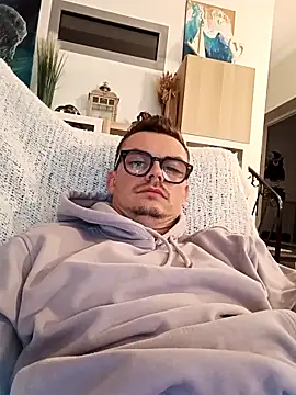 Snapshot of GLouglou19 chatting on 10/02/25, 09:33 GLouglou19 online show from 10/02/25, 09:33