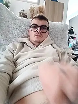 Snapshot of GLouglou19 chatting on 11/02/25, 03:58 GLouglou19 online show from 11/02/25, 03:58