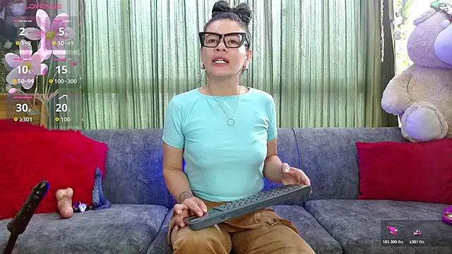 Snapshot of oriana_thomson2 chatting on 11/06/25, 04:52 oriana thomson2 online show from 11/06/25, 04:52