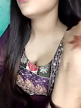 Snapshot of Sreya213 chatting on 10/29/25, 03:53 Sreya213 online show from 10/29/25, 03:53