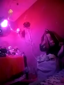 Snapshot of emanuhot chatting on 12/15/25, 11:42 emanuhot online show from 12/15/25, 11:42