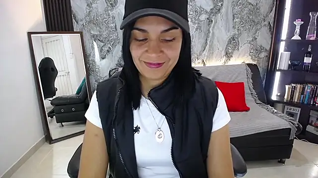 Snapshot of Carlota_milf_30 chatting on 10/19/25, 02:18 Carlota milf 30 online show from 10/19/25, 02:18