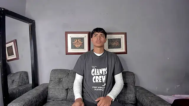 Snapshot of dafnezahiraa_ chatting on 12/21/24, 12:53 dafnezahiraa  online show from 12/21/24, 12:53