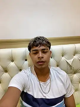 Snapshot of dafnezahiraa_ chatting on 12/27/24, 12:29 dafnezahiraa  online show from 12/27/24, 12:29