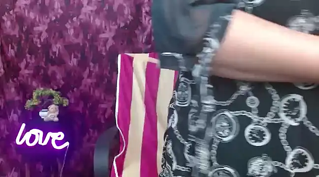 Snapshot of Naughty_Ayesha1 chatting on 12/28/24, 03:47 Naughty Ayesha1 online show from 12/28/24, 03:47