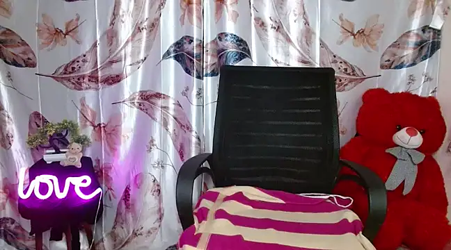 Snapshot of Naughty_Ayesha1 chatting on 01/04/25, 03:29 Naughty Ayesha1 online show from 01/04/25, 03:29