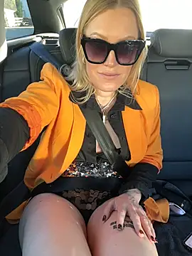 Snapshot of Sissy-Bee chatting on 01/19/25, 01:33 Sissy-Bee online show from 01/19/25, 01:33