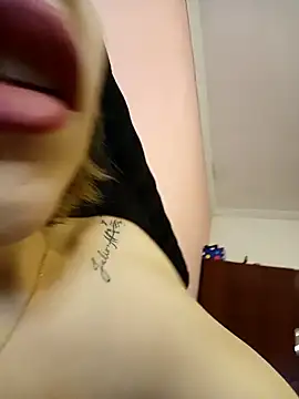 Snapshot of couple2000 chatting on 02/26/25, 06:43 couple2000 online show from 02/26/25, 06:43