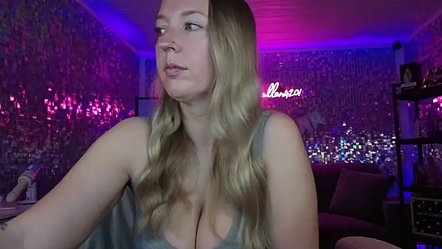 Snapshot of lucyallen4201 chatting on 04/15/26, 10:22 lucyallen4201 online show from 04/15/26, 10:22