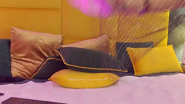 Snapshot of GiuliaHarvey chatting on 02/26/25, 03:32 GiuliaHarvey online show from 02/26/25, 03:32