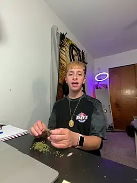 Snapshot of twentywithafelonyy chatting on 12/16/24, 02:57 twentywithafelonyy online show from 12/16/24, 02:57