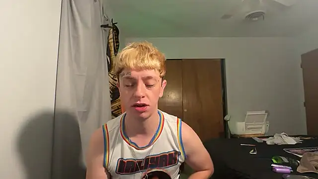 Snapshot of twentywithafelonyy chatting on 12/24/24, 08:00 twentywithafelonyy online show from 12/24/24, 08:00