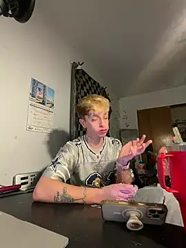 Snapshot of twentywithafelonyy chatting on 01/18/25, 01:18 twentywithafelonyy online show from 01/18/25, 01:18