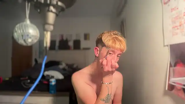 Snapshot of twentywithafelonyy chatting on 02/26/25, 08:04 twentywithafelonyy online show from 02/26/25, 08:04