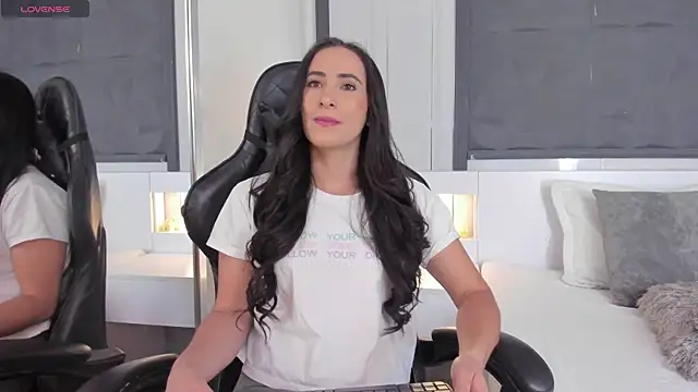 Snapshot of SaraGomez1 chatting on 02/24/25, 12:48 SaraGomez1 online show from 02/24/25, 12:48