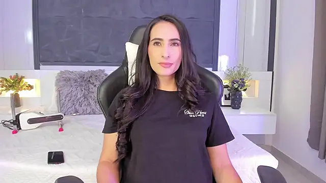 Snapshot of SaraGomez1 chatting on 09/23/25, 03:48 SaraGomez1 online show from 09/23/25, 03:48