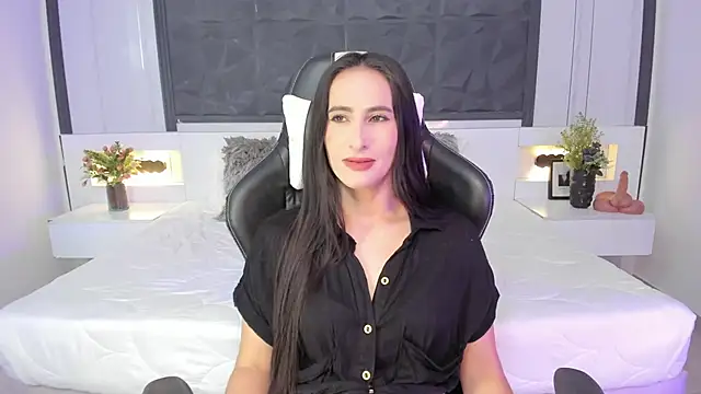 Snapshot of SaraGomez1 chatting on 09/30/25, 04:45 SaraGomez1 online show from 09/30/25, 04:45