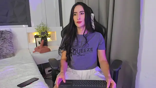 Snapshot of SaraGomez1 chatting on 10/07/25, 02:36 SaraGomez1 online show from 10/07/25, 02:36