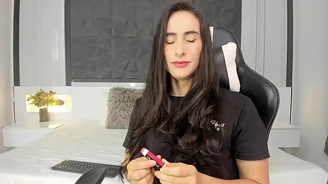 Snapshot of SaraGomez1 chatting on 10/08/25, 12:47 SaraGomez1 online show from 10/08/25, 12:47