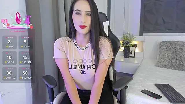 Snapshot of SaraGomez1 chatting on 10/14/25, 01:34 SaraGomez1 online show from 10/14/25, 01:34