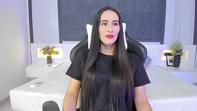 Snapshot of SaraGomez1 chatting on 10/15/25, 01:00 SaraGomez1 online show from 10/15/25, 01:00