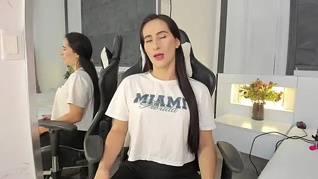 Snapshot of SaraGomez1 chatting on 10/16/25, 02:29 SaraGomez1 online show from 10/16/25, 02:29