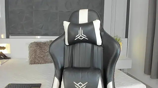 Snapshot of SaraGomez1 chatting on 12/04/25, 12:25 SaraGomez1 online show from 12/04/25, 12:25