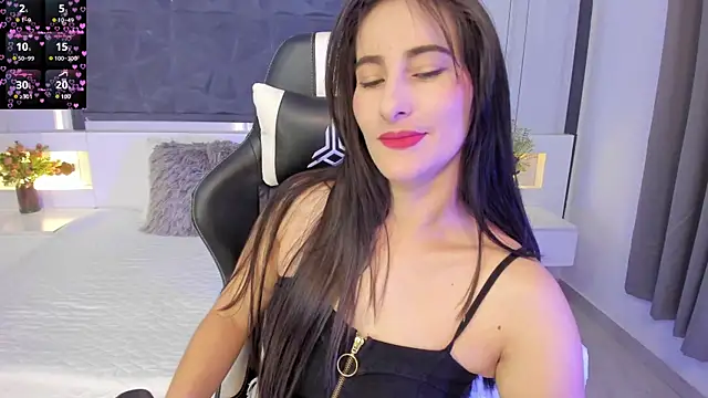 Snapshot of SaraGomez1 chatting on 12/14/25, 01:49 SaraGomez1 online show from 12/14/25, 01:49