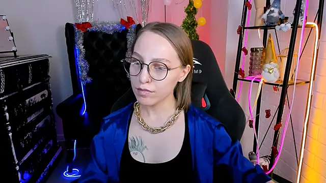 Snapshot of AphexQueen chatting on 12/14/24, 04:09 AphexQueen online show from 12/14/24, 04:09