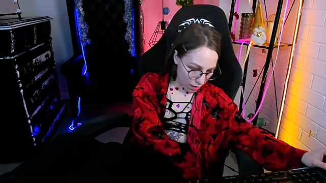 Snapshot of AphexQueen chatting on 12/15/24, 09:20 AphexQueen online show from 12/15/24, 09:20