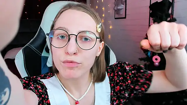 Snapshot of AphexQueen chatting on 12/20/24, 04:14 AphexQueen online show from 12/20/24, 04:14