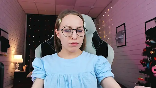 Snapshot of AphexQueen chatting on 12/21/24, 07:16 AphexQueen online show from 12/21/24, 07:16