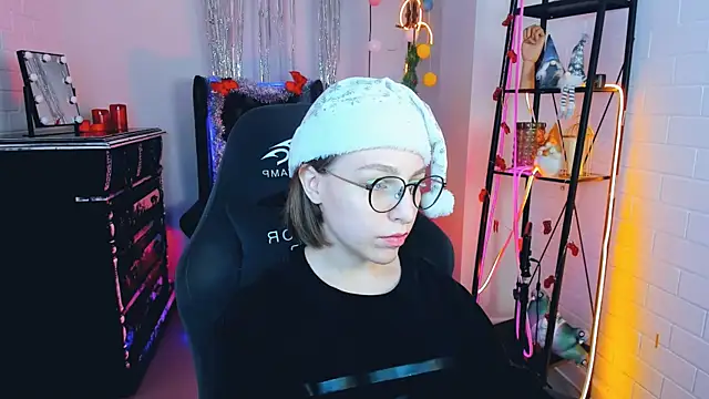 Snapshot of AphexQueen chatting on 12/25/24, 03:17 AphexQueen online show from 12/25/24, 03:17