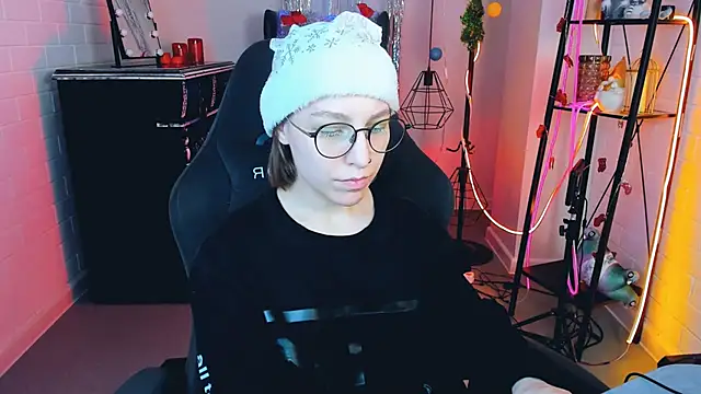 Snapshot of AphexQueen chatting on 12/25/24, 09:22 AphexQueen online show from 12/25/24, 09:22