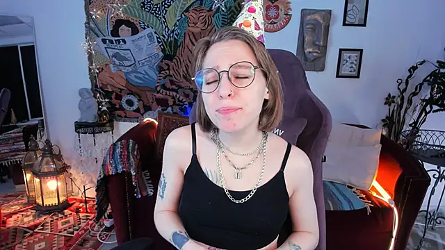 Snapshot of AphexQueen chatting on 12/26/24, 09:26 AphexQueen online show from 12/26/24, 09:26