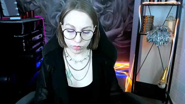 Snapshot of AphexQueen chatting on 01/24/25, 09:17 AphexQueen online show from 01/24/25, 09:17