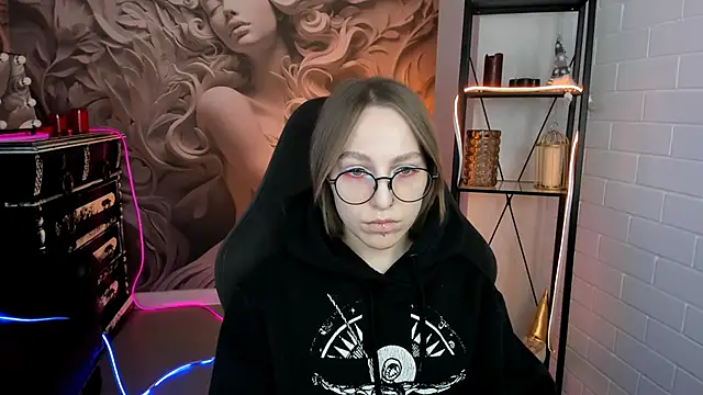 Snapshot of AphexQueen chatting on 02/02/25, 05:15 AphexQueen online show from 02/02/25, 05:15