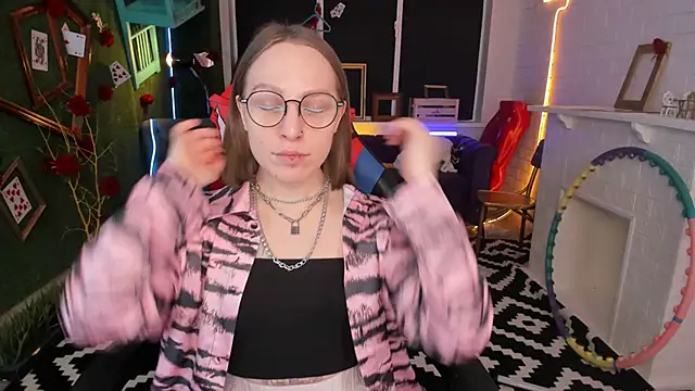 Snapshot of AphexQueen chatting on 02/26/25, 01:08 AphexQueen online show from 02/26/25, 01:08