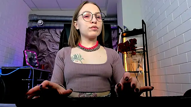 Snapshot of AphexQueen chatting on 03/17/25, 09:12 AphexQueen online show from 03/17/25, 09:12