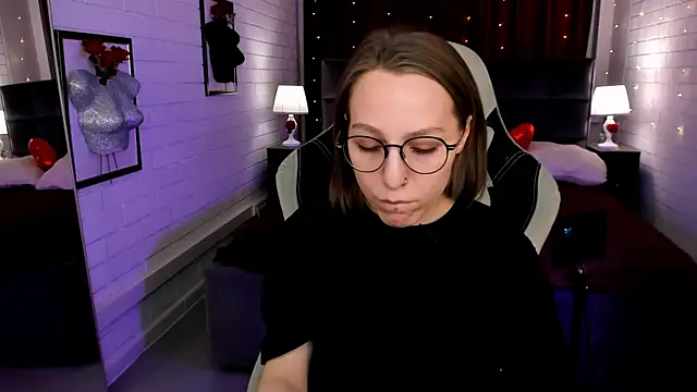 Snapshot of AphexQueen chatting on 03/21/25, 07:35 AphexQueen online show from 03/21/25, 07:35